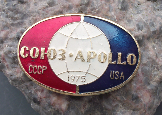 1975 Apollo Sojuz Soyuz Joint CCCP USA Mission Space Dock Pin Badge