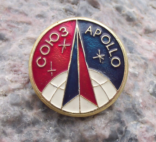 1975 Sojuz Soyuz Apollo Joint CCCP USA Mission Space Dock Pin Badge