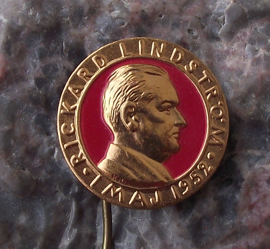 1952 Sweden Swedish May 1st Labor Day Rikard Lindstrom Mayday Pin Badge - Badgecrazy