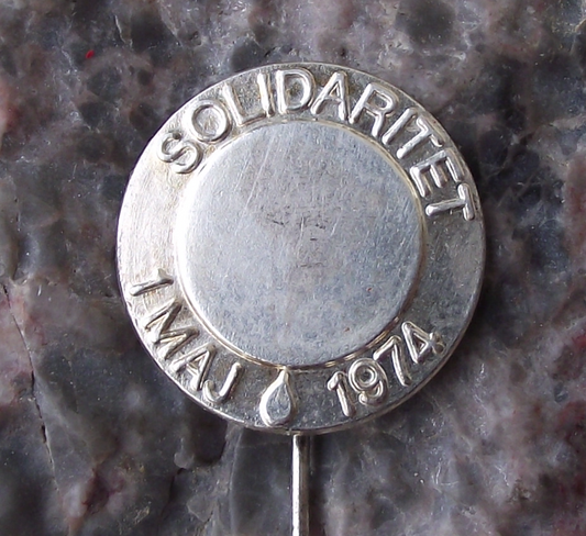 1974 Sweden Swedish May 1st Labor Day Argentina Dirty War Pin Badge - Badgecrazy