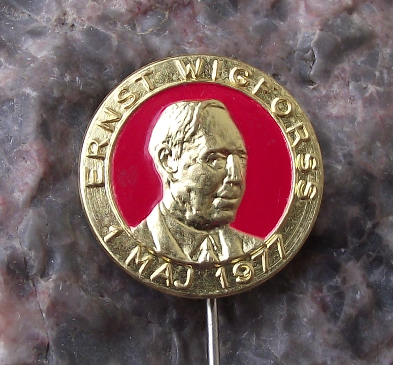 1977 Sweden Swedish May 1st Labor Day Ernst Wigforrs Pin Badge - Badgecrazy