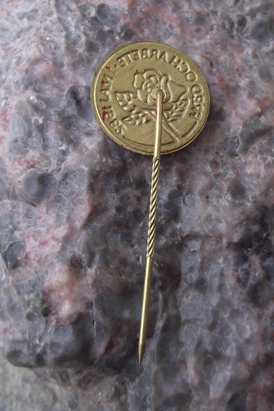 1982 Sweden Swedish May 1st Labor Day Democracy Peace Rose Pin Badge - Badgecrazy