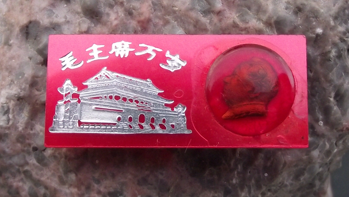 Vintage LONG LIVE CHAIRMAN MAO Slogan Communist China Pin Badge