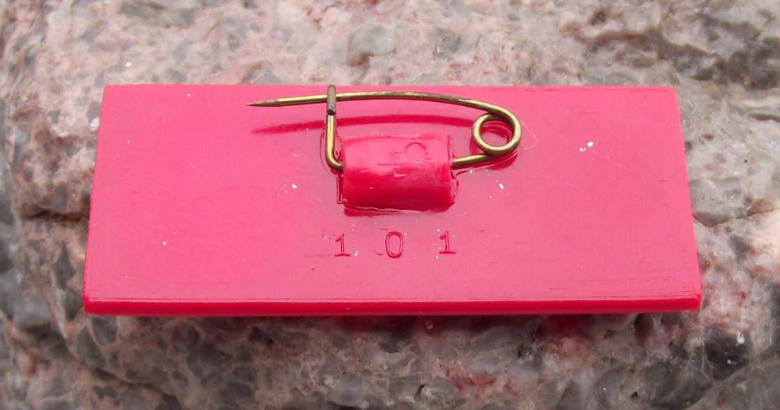 Vintage SERVE THE PEOPLE China Mao Zedong Slogan Chinese Pin Badge