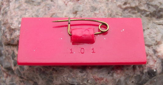 Vintage SERVE THE PEOPLE China Mao Zedong Slogan Chinese Pin Badge