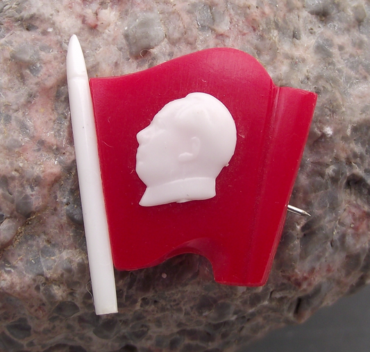 Vintage Communist China Chairman Mao Tse-Tung Flagpole Flag Pin Badge