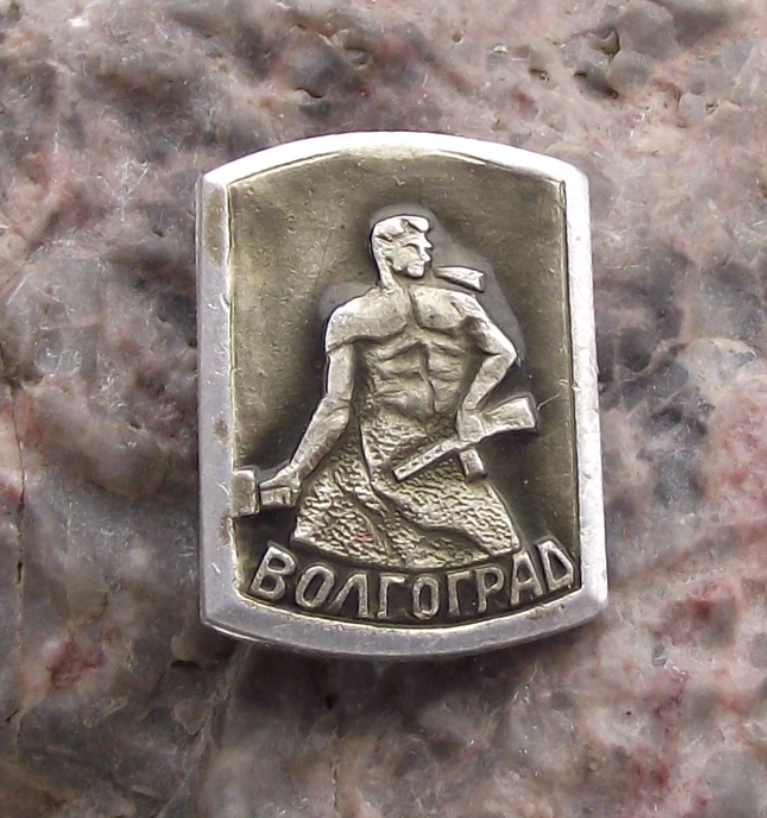 Vintage Volgograd Stalingrad Soldier Machine Gun Statue Pin Badge