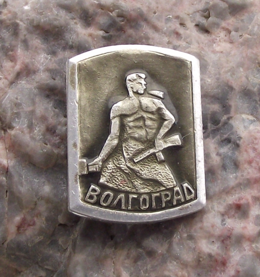 Vintage Volgograd Stalingrad Soldier Machine Gun Statue Pin Badge