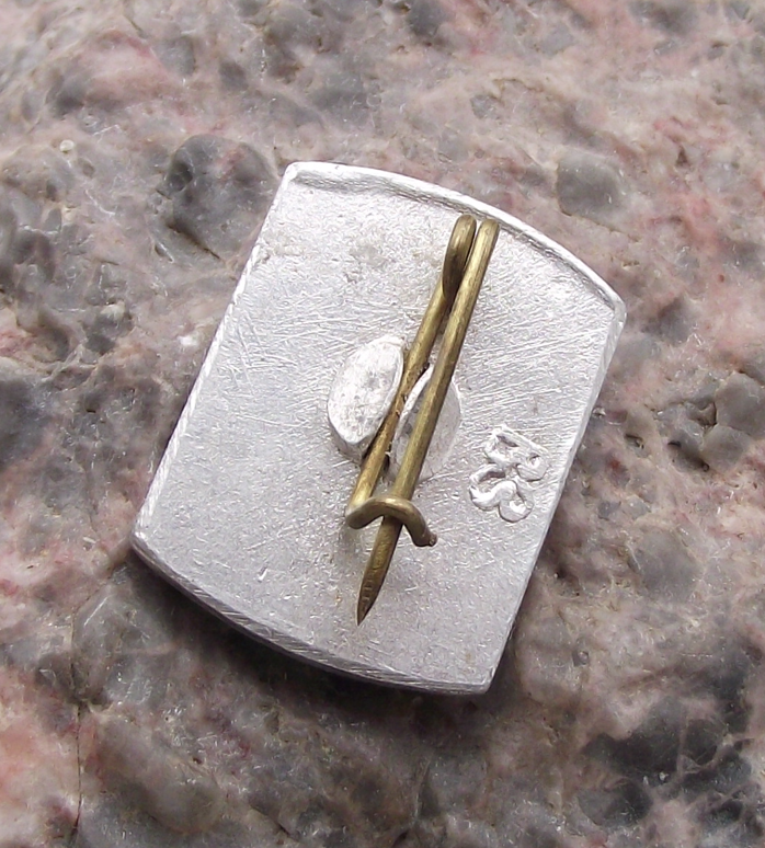 Vintage Volgograd Stalingrad Soldier Machine Gun Statue Pin Badge