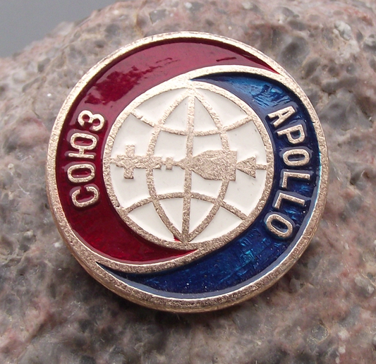 Vintage Apollo Sojuz Soyuz Joint CCCP NASA Mission Spacecraft Pin Badge