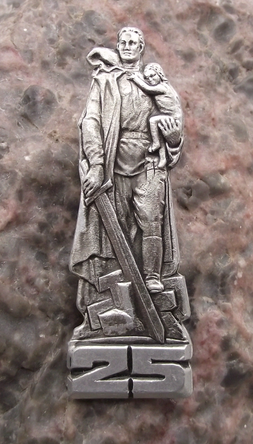 1970 Treptower Park Berlin 25th Anniversary WWII 2 Monument Pin Badge