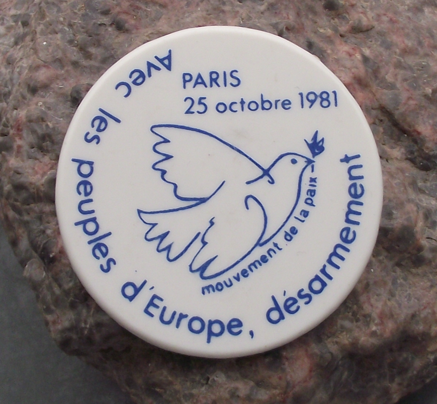 1981 Peace Movement Paris Disarmament Desarmement Dove Pin Badge
