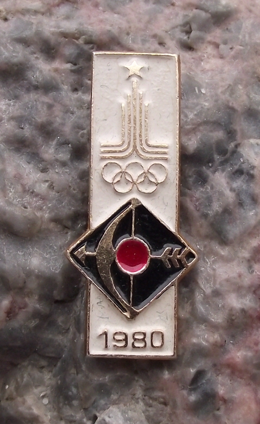 1980 Moscow Russia Summer Olympic Games Archery Bow Arrow Pin Badge