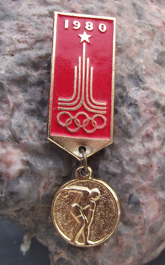1980 Moscow Olympic Games Discus Throwing Event Medal Style Pin Badge