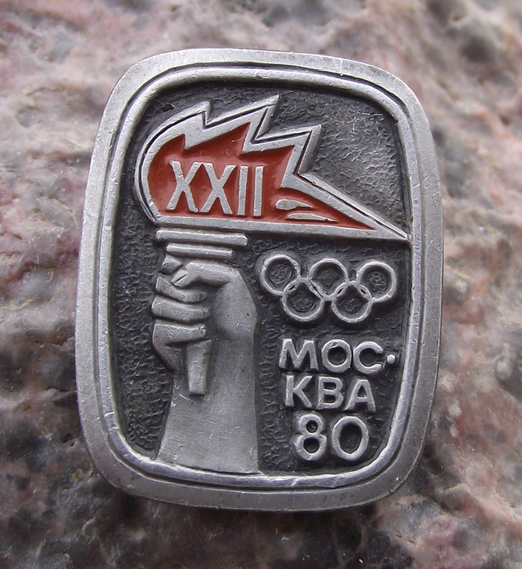 1980 Moscow XXII Olympic Games Hand Holding Torch Pin Badge