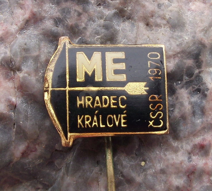 1970 European Archery Championships Czechoslovakia Bow Arrow Pin Badge