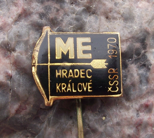 1970 European Archery Championships Czechoslovakia Bow Arrow Pin Badge