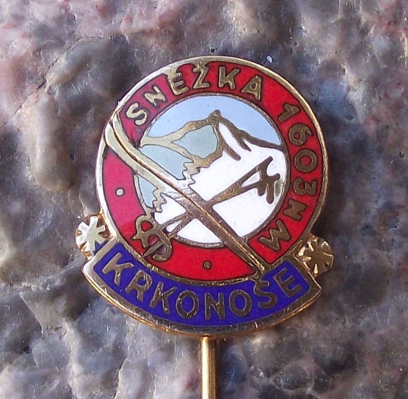Vintage Sněžka Snowy Mountain Peak 1603m Krkonose Skis Pin Badge