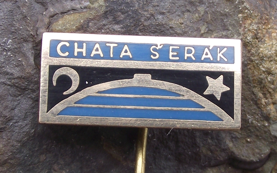 Vintage Mountain Hostel Chata na Šeráku Hill Climbing Lodge Inn Pin Badge