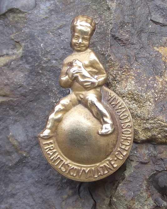 Vintage Františkovy Lázně Natural Spring Water Spa Boy Statue František Pin Badge