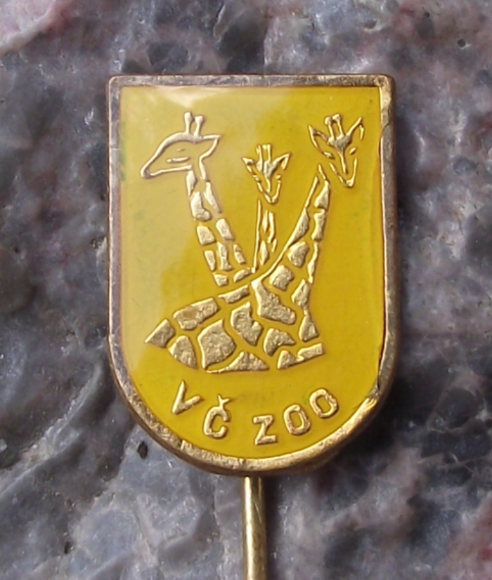 Vintage Giraffe Necks & Heads Safari Park Herd Dvur Kralove Czech Zoo Shield Pin Badge
