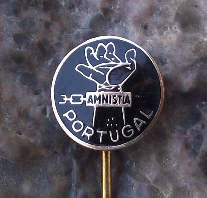Vintage Portugal Amnesty International Manacled Hand Prisoner Pin Badge