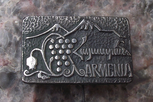 Vintage Armenia Mount Ararat Mountain Range Grape Vine Pin Badge
