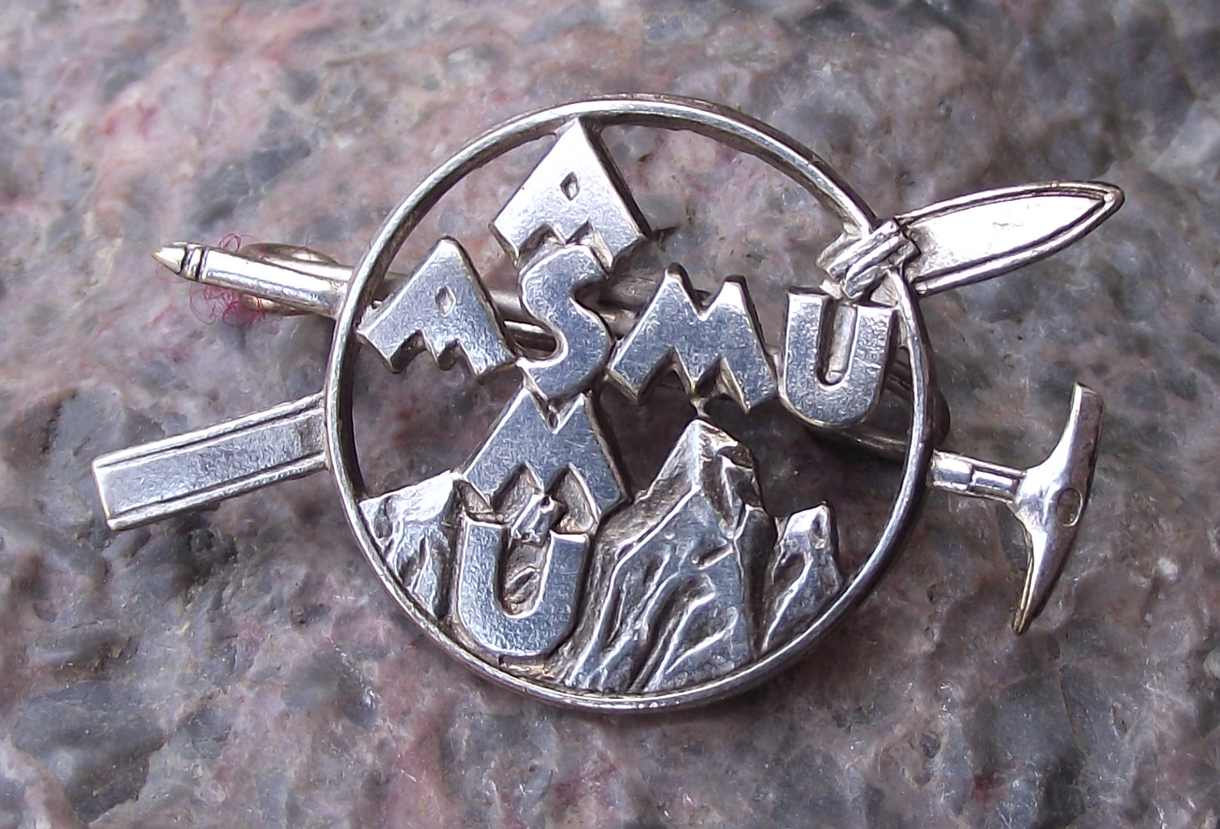 Vintage August Schuster München ASMu Skis and Ice Axe Sports Kit Pin Badge