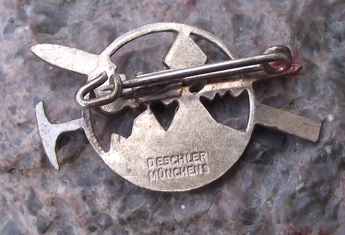 Vintage August Schuster München ASMu Skis and Ice Axe Sports Kit Pin Badge