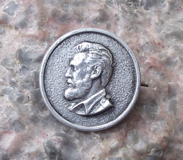 Vintage Image of Fidel Castro Cuban President Military Circle Pin Badge