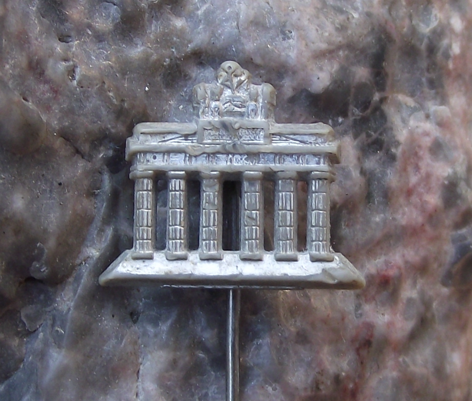 Vintage Berlin Brandenburg Gate East Germany DDR GDR Pin Badge