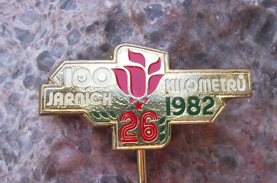 1982 100 km Kilometres Spring Walk National Walking Event Jarní kilometry Pin Badge