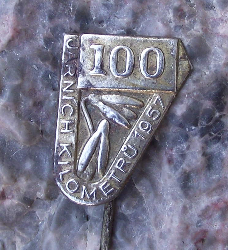 1957 100 km Kilometres Spring Walk National Walking Event Jarní kilometry Pin Badge