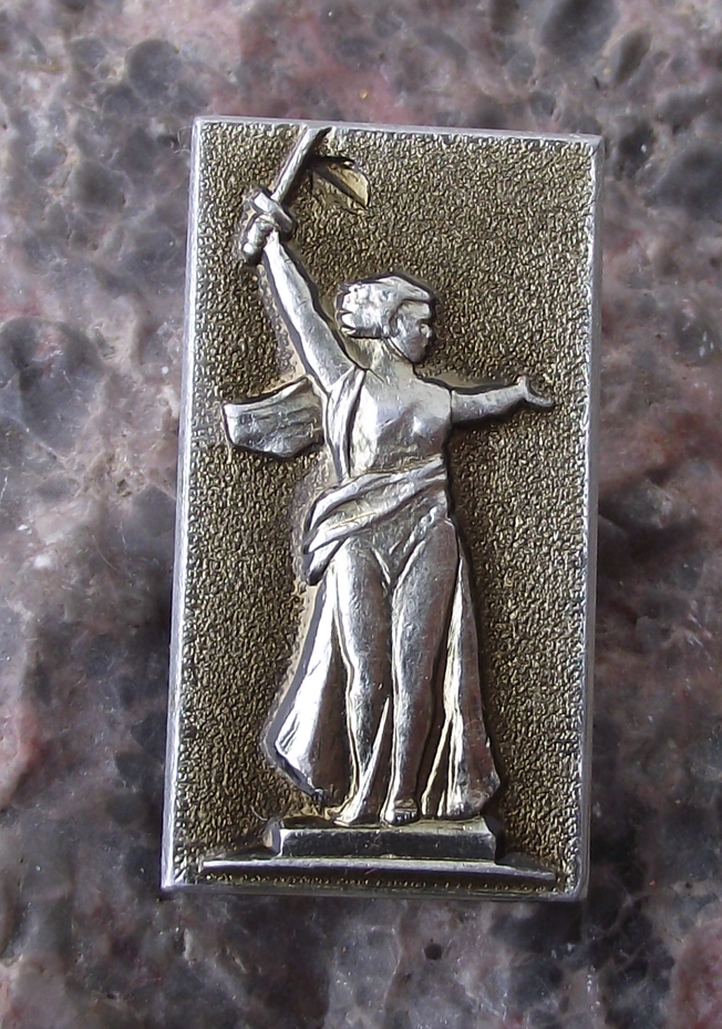 The Motherland Calls Giant Soviet Statue Mamayev Russia Patriotic War Pin Badge