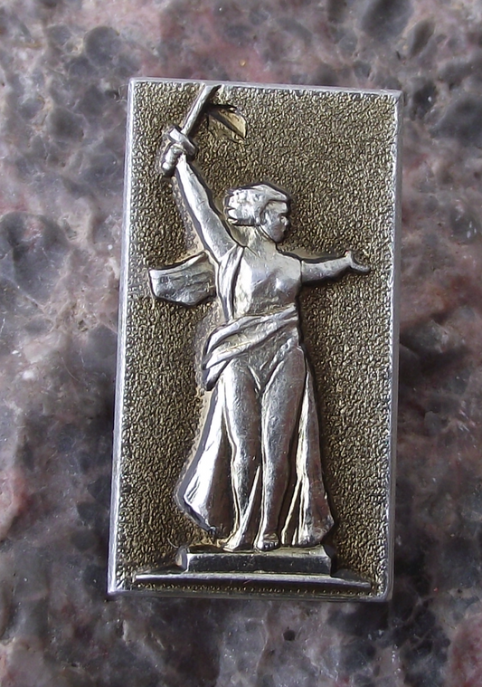 The Motherland Calls Giant Soviet Statue Mamayev Russia Patriotic War Pin Badge