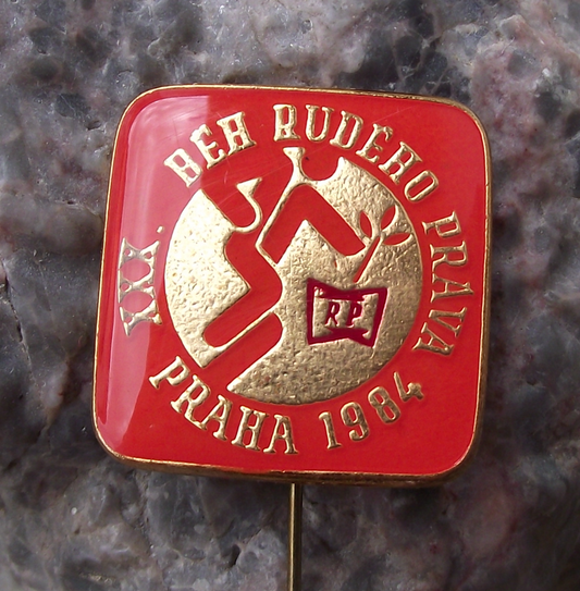 1984 Rude Pravo Slavnost Czech Newspaper 30th Annual Running Race Pin Badge