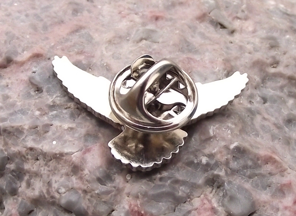 Flying Kestrel America Europe Bird of Prey Brooch Raptor Falcon Pin Badge