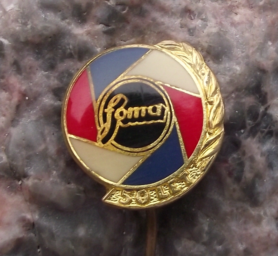 1971 FOMA Camera Film Company Czechoslovakia Lens Shutter Logo Pin Badge