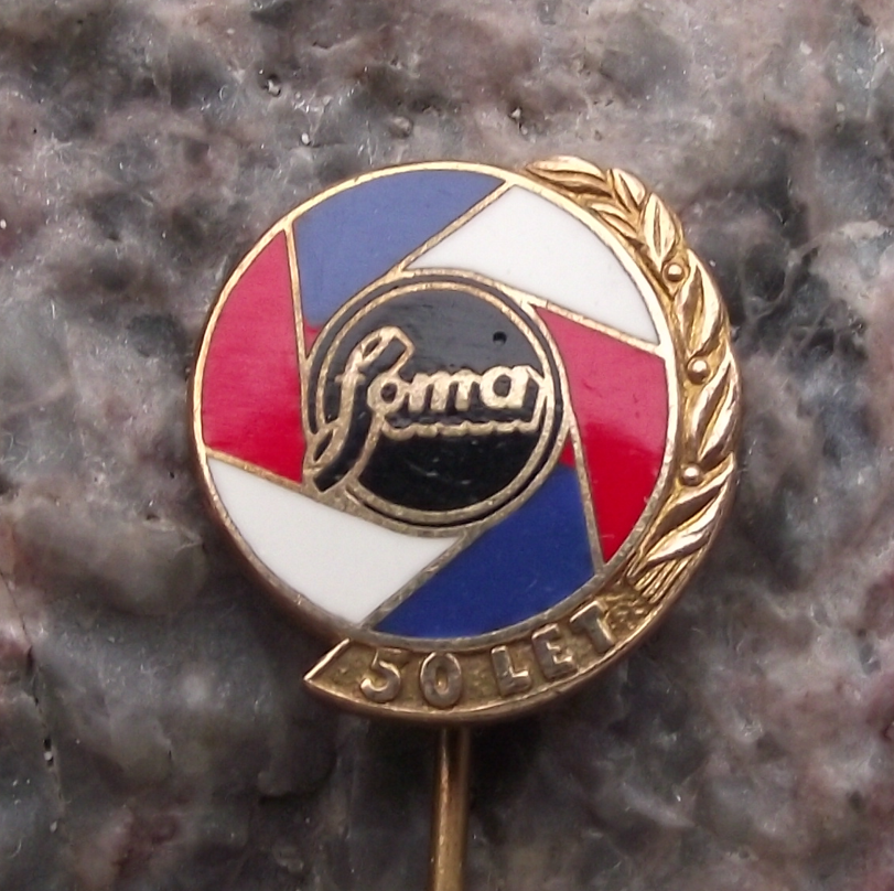 1971 FOMA Camera Film Company Czechoslovakia Lens Shutter Logo Pin Badge