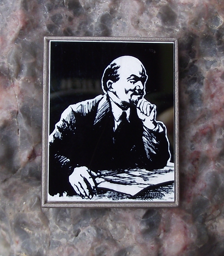Vintage Vladimir Lenin Communist Leader Thinking Reading Mirror Pin Badge