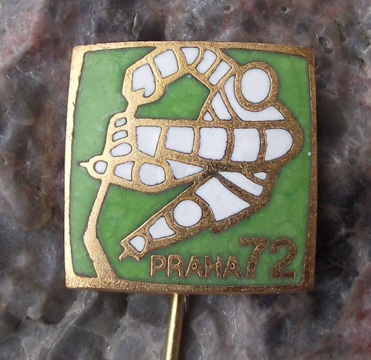 1972 Ice Hockey World Championships Prague Player and Stick Antique Pin Badge
