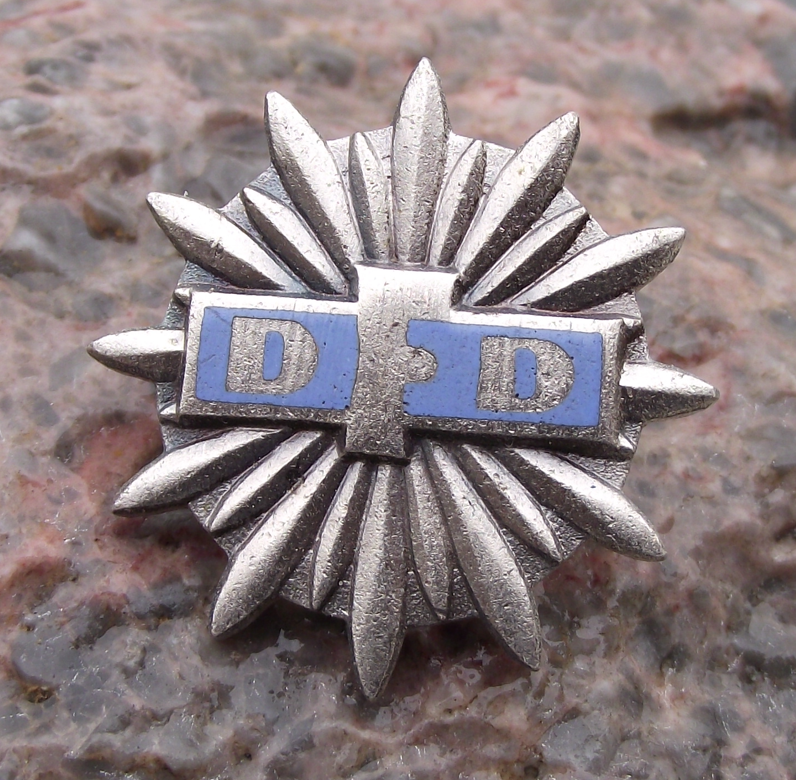 Vintage DFD Women's League FUR BESONDERE LEISTUNGEN Award Pin Badge