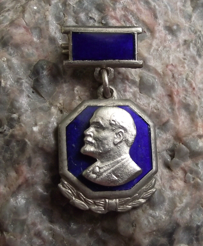 Vintage 3D Lenin Head on Laurel Leaves Medal Style Pin Badge