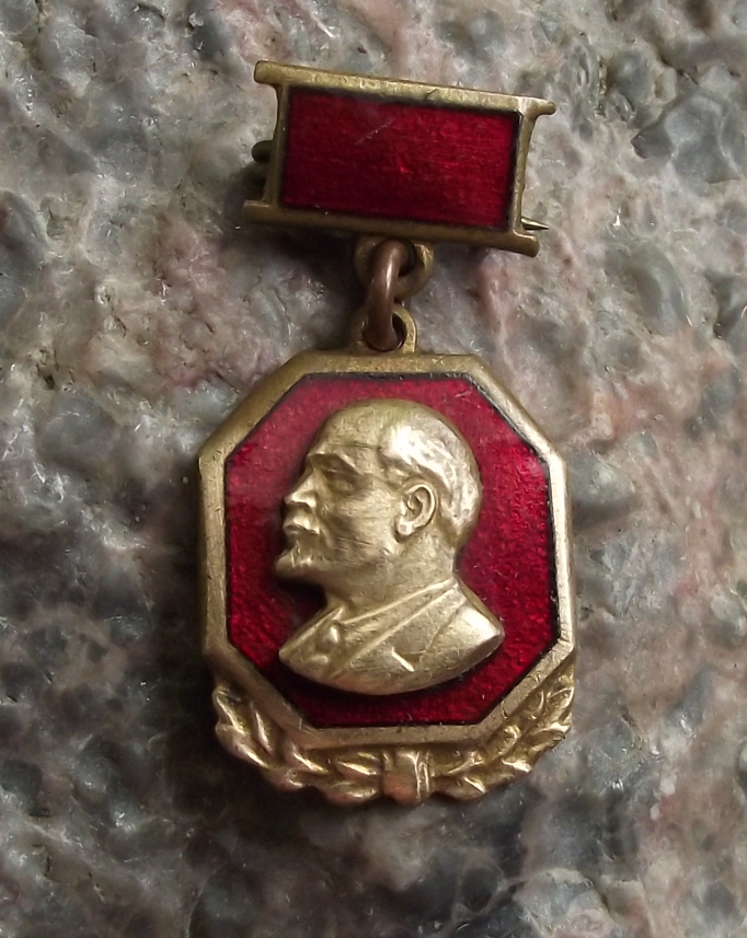 Vintage 3D Lenin Head on Laurel Leaves Medal Style Pin Badge