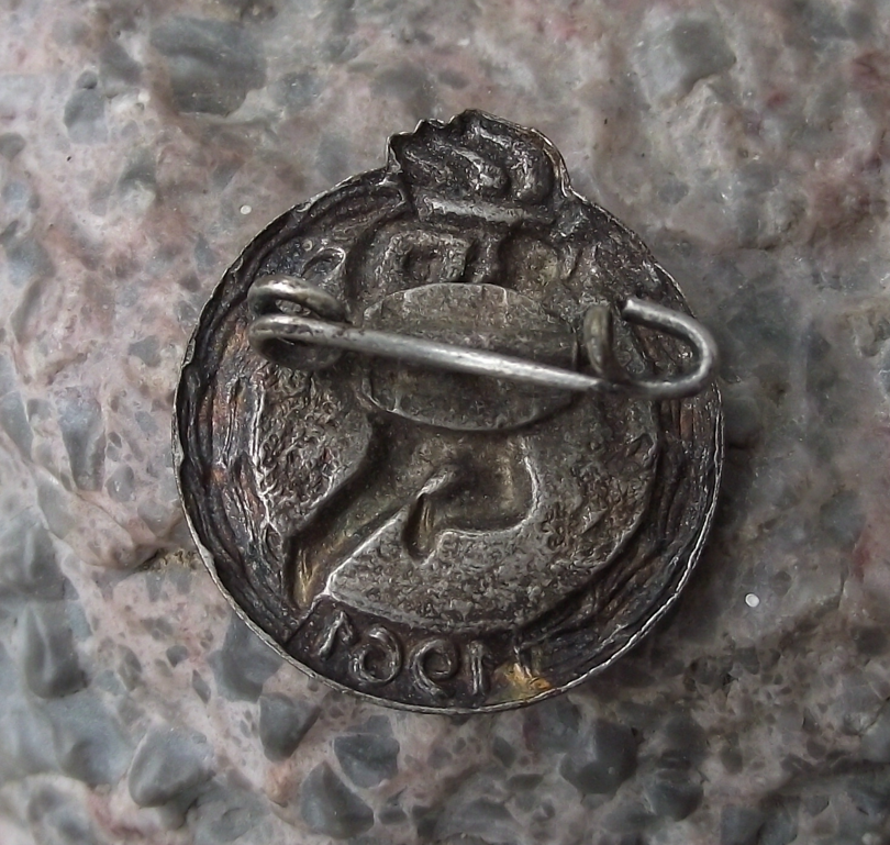1961 Thalmann Pioneer East Germany Youth Athletics Runner Award Pin Badge