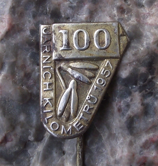 1957 100 km Kilometres Spring Walk National Walking Event Jarní kilometry Pin Badge