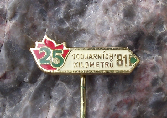 1981 100 km Kilometres Spring Walk National Walking Event Jarní kilometry Pin Badge