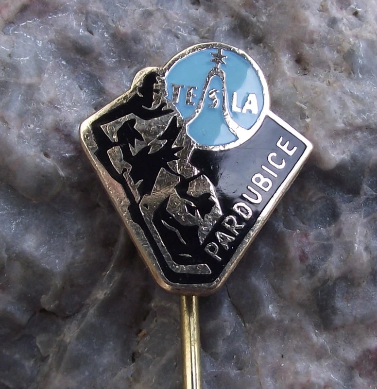 Vintage Tesla Pardubice Ice Hockey Czech Team Player Skater Logo Pin Badge