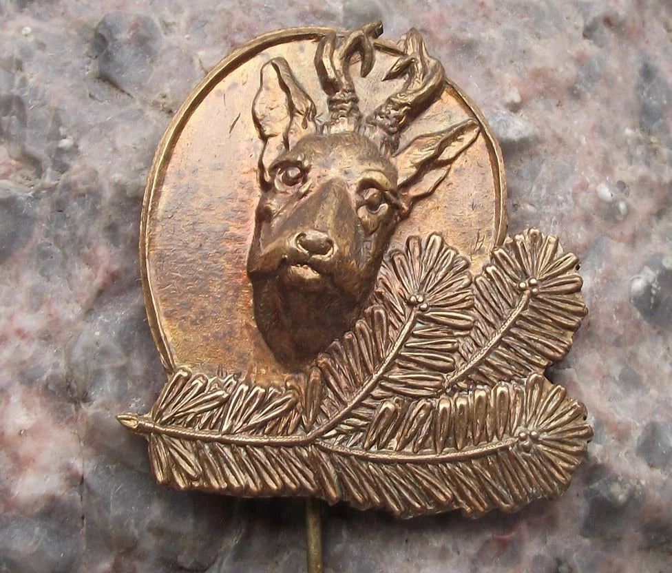 Vintage Stag Deer Hunt Head Antler Horn Hunter Pine Twig Motif Hunting Pin Badge