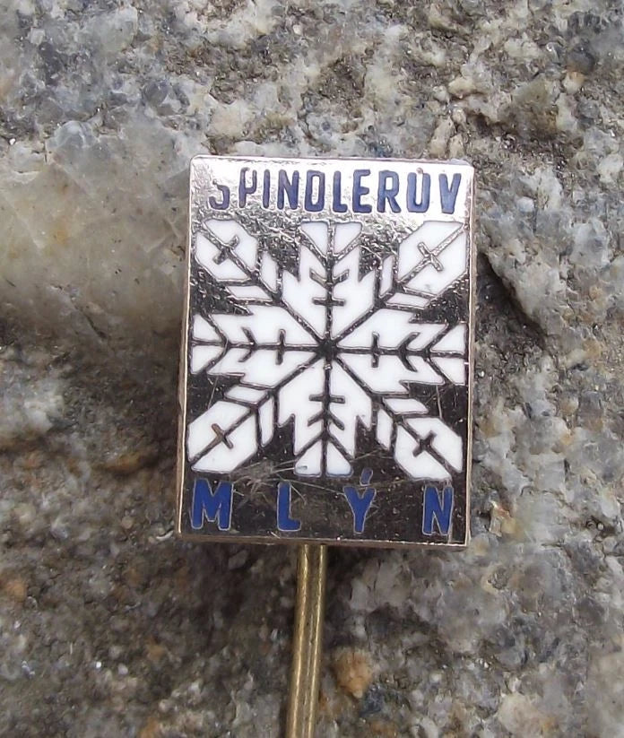 Vintage Špindlerův Mlýn Krkonoše Mountain Range National Park Snowflake Pin Badge